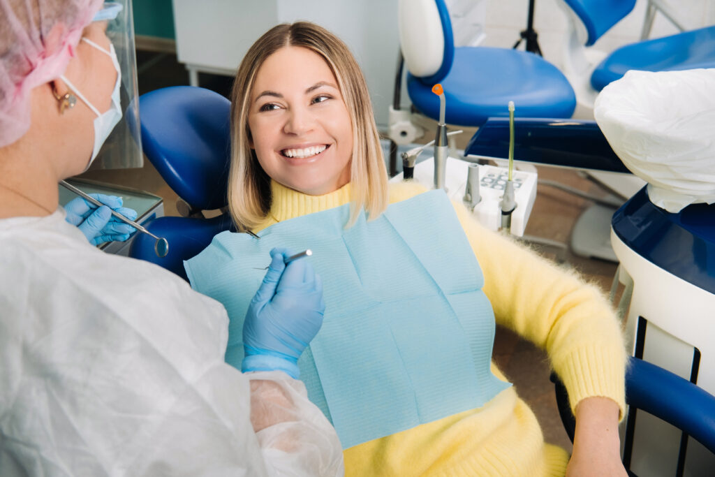 Smilende dame på tannlegebesøk hos Greverud tannlegesenter